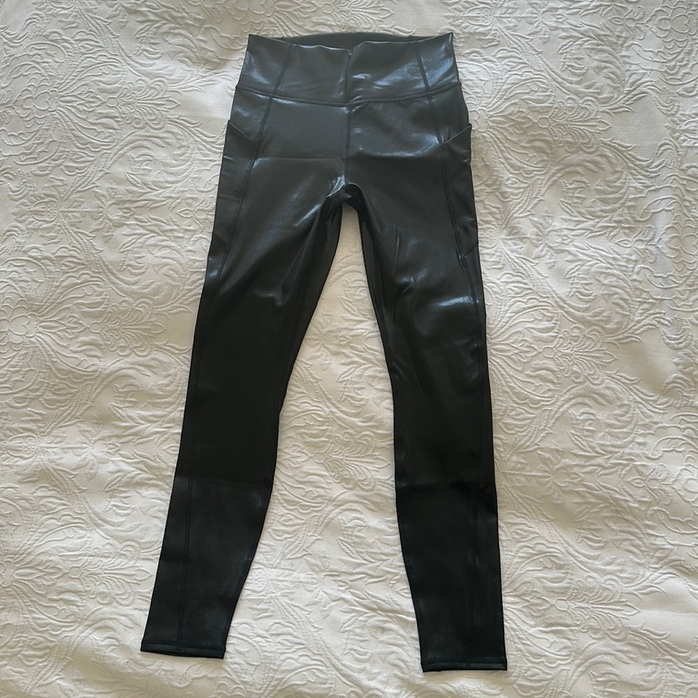 Fabletics Oasis High Waisted leggings. Size M/8 “Black Fog Foil” color